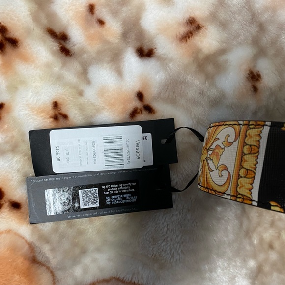 Versace - Picture 6 of 7